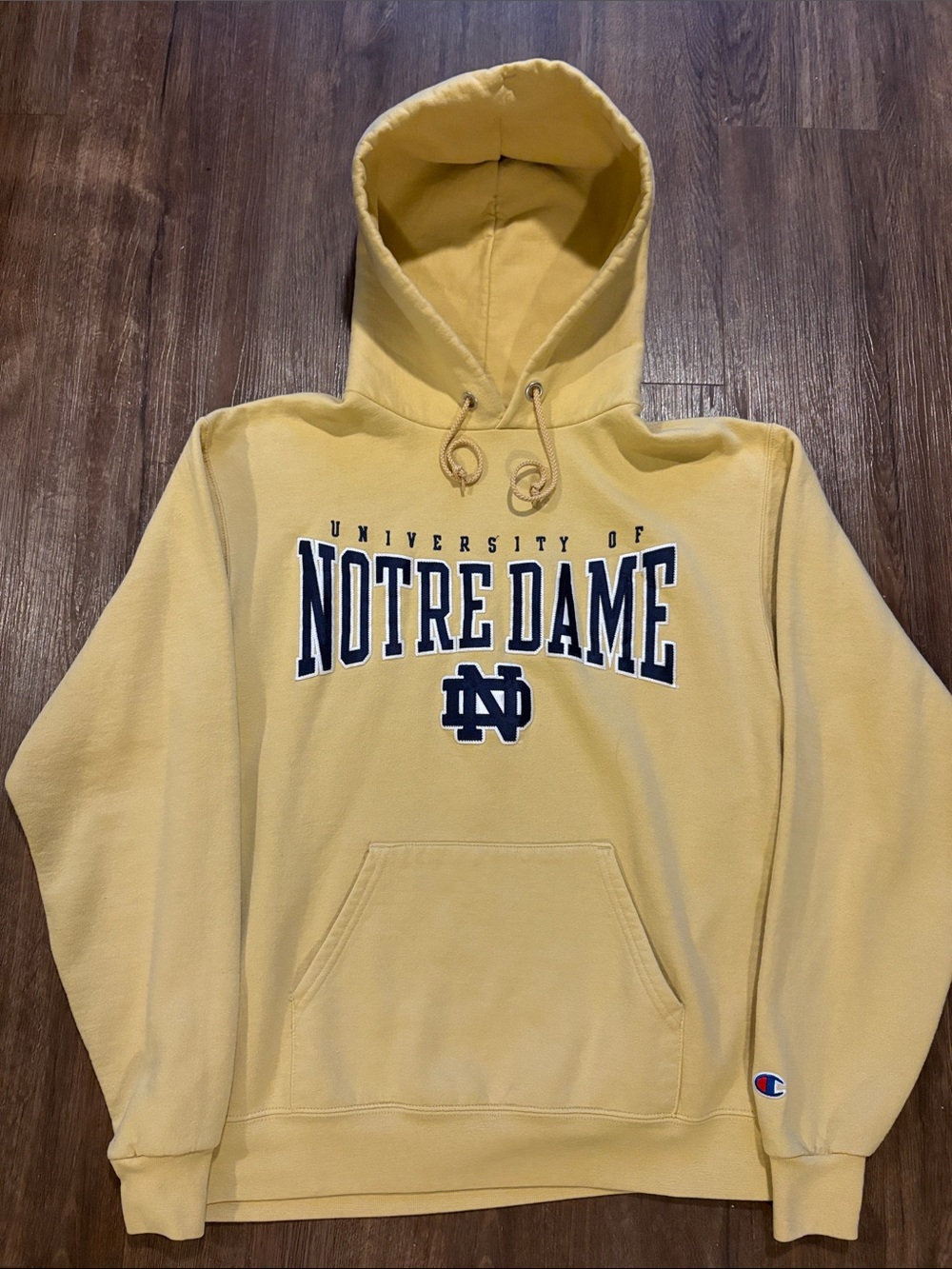 Champion men’s medium University of Notre Dame stitched hoodie